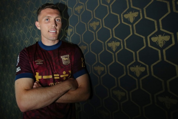 官方：伊普斯維奇簽下伯恩利后衛(wèi)達(dá)拉-奧謝，簽約5年至2029年