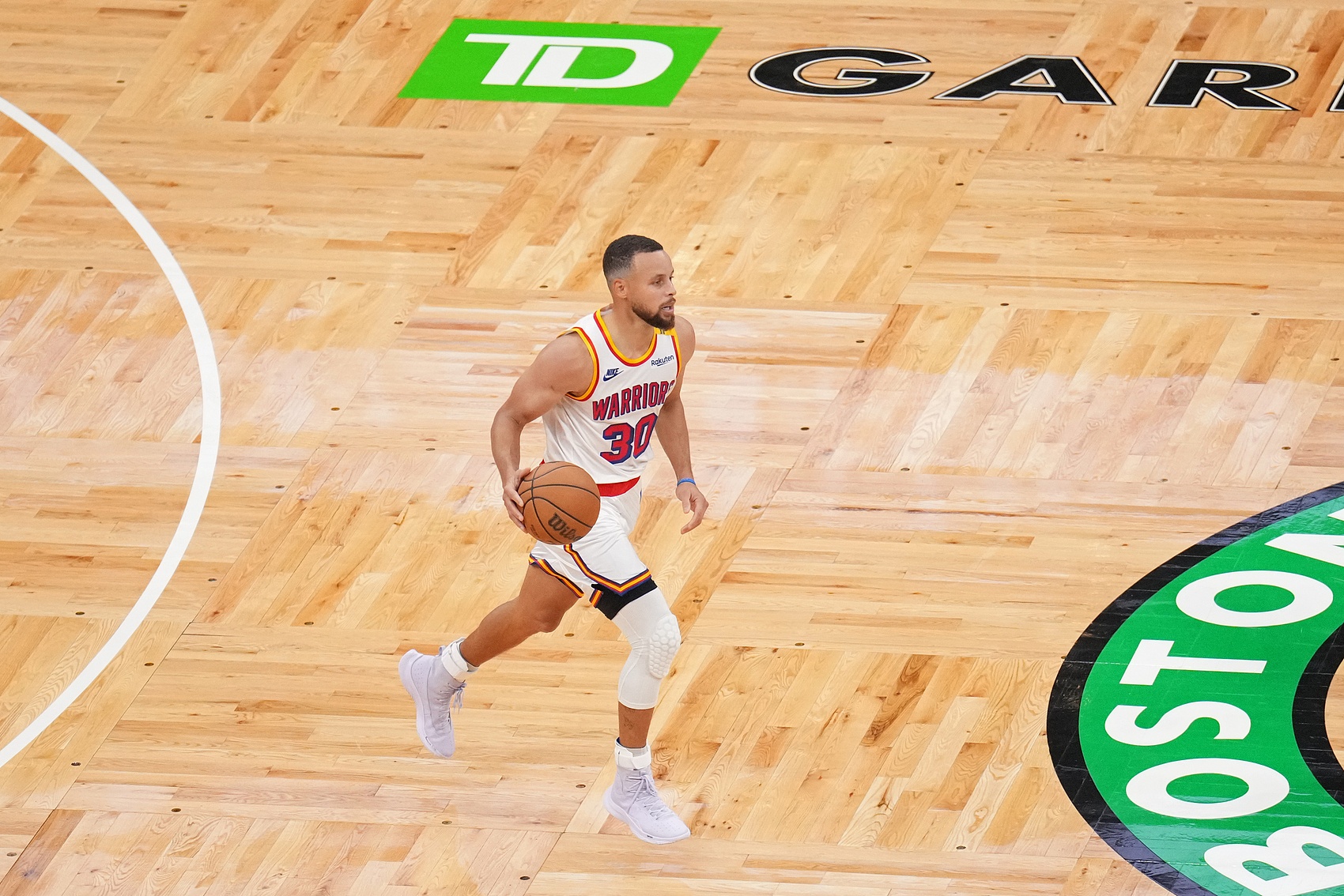 庫里談衛(wèi)冕:現(xiàn)在綠軍是每個人追趕的目標 要保持精神上的新鮮感