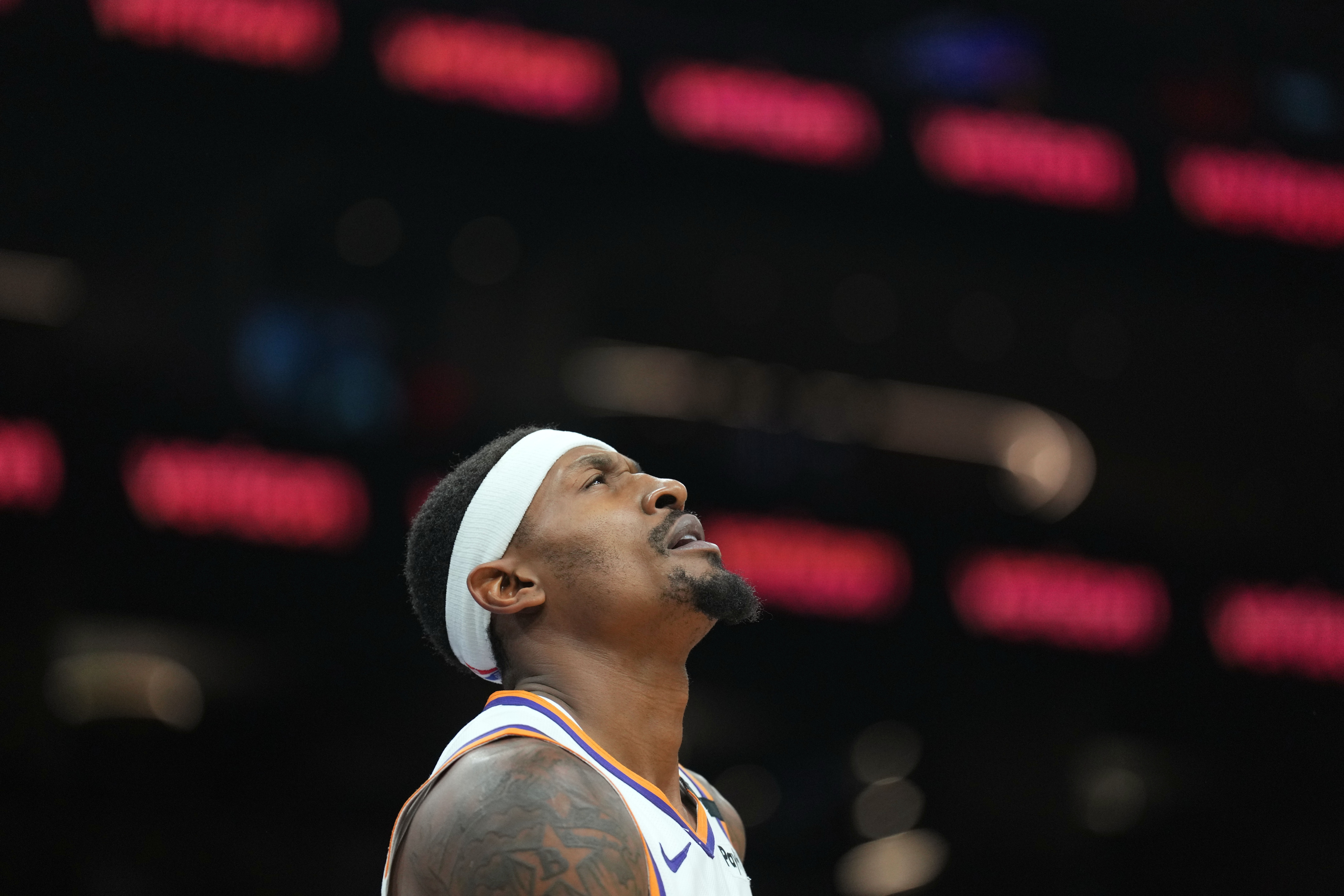 布登:比爾因?yàn)閭∮写鞌「?他今天沒有出場時(shí)間限制